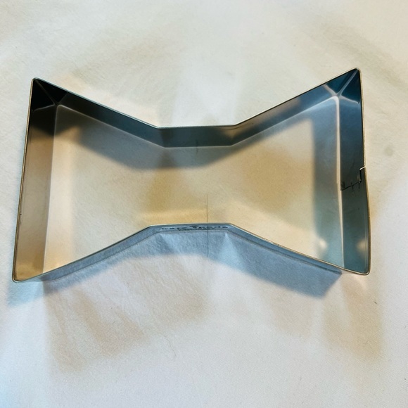 Kate Spade All in Good Taste Deco Dot cookie cutter set and polka dot tin - Picture 13 of 13